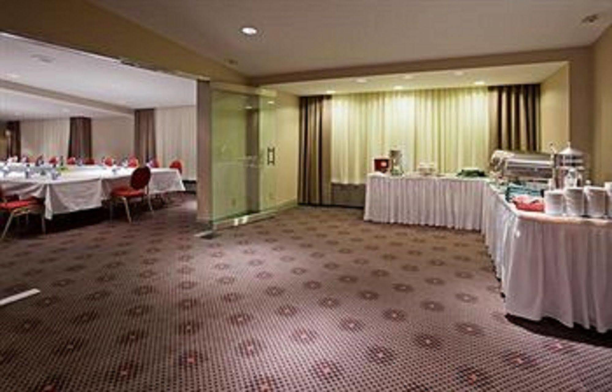 Holiday Inn Toronto Airport East, An Ihg Hotel Restaurant photo